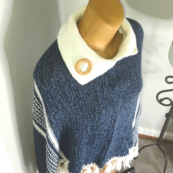 VERY HEAVY KNIT PONCHO. FALL SEASON IS UPON US ♥️